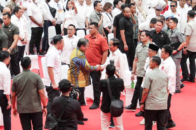 Presiden Jokowi berjabat tangan dengan Ketua Umum DPP Partai Golkar Airlangga Hartarto saat menghadiri Rakernas Relawan Projo di Jakarta, Sabtu (14/10/2023).
