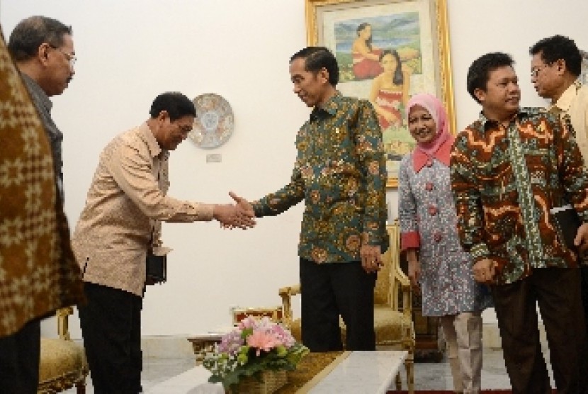 Presiden Jokowi bersalaman dengan Menko Polhukam Tedjo Edy Purdjiatno. di Istana Merdeka, Jakarta, Kamis (29/1).