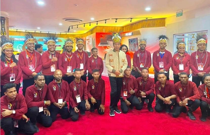 Presiden Jokowi bersama anak-anak muda Papua saat peresmian Papua Youth Creative Hub (PYCH) di Kota Jayapura, Provinsi Papua pada Selasa (21/3/2023).