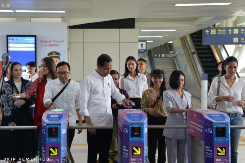 Presiden Jokowi bersama Ari Lasso dan Yuni Shara ketika salah masuk mesin tapping di Stasiun Jatimulya, Kabupaten Bekasi, Kamis (10/8/2023).