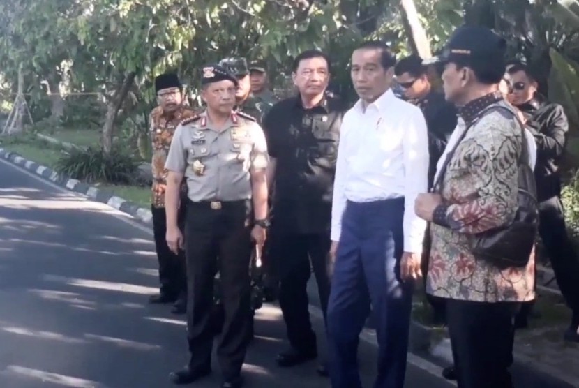 President Joko Widodo visits bombing scene at Gereja Kristen Indonesia Christian Church, Diponegoro Street, Surabaya, East Java, on Sunday. 