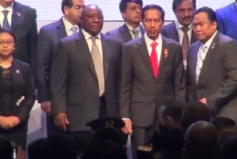 Presiden Jokowi bersama delegasi negara Asia-Afrika saat membuka acara Asian African Business Summit di Jakarta