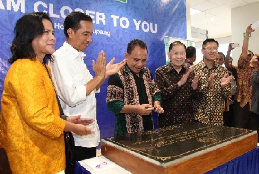 Presiden Jokowi bersama Ibu Negara Iriana saat meresmikan pembukaan Rumah Sakit (RS) Siloam Kupang, Sabtu (20/12).  