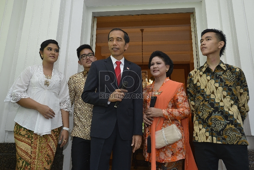 Presiden Jokowi bersama Iriana Widodo bersama ketiga anaknya.