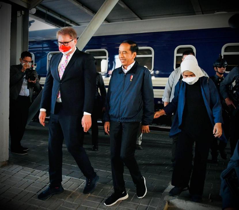 Presiden Jokowi bersama Iriana Widodo tiba di Stasiun Central Kyiv, Ukraina, Rabu (29/6/2022). 