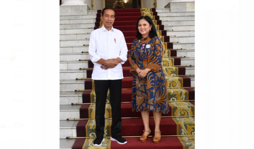 Presiden Jokowi bersama Ketua Umum Pertiwi Indonesia Antarina F Amir berbincang mengenai kebaya dan perempuan Indonesia.