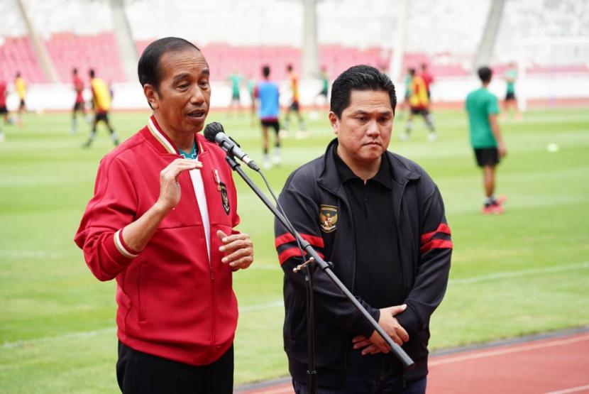 Presiden Jokowi bersama Ketua Umum PSSI Erick Thohir saat memberikan keterangan setelah mengunjungi para pemain timnas Indonesia U-20.