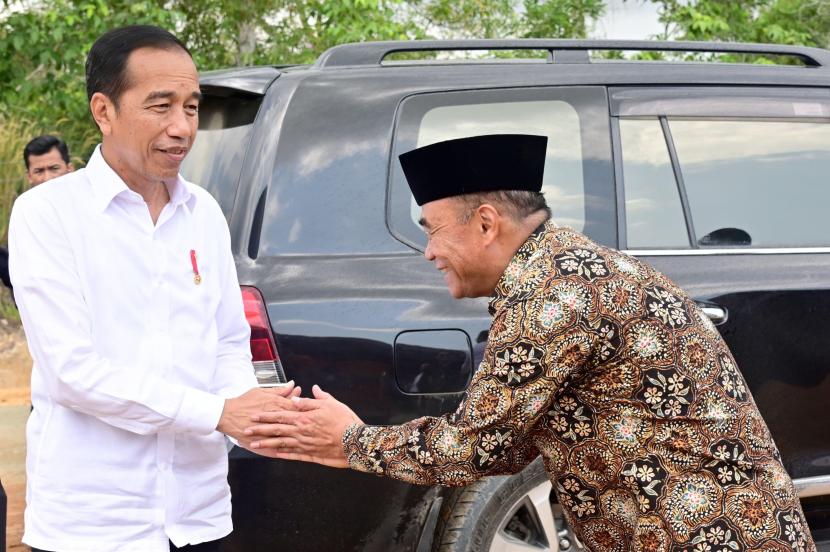 Presiden Jokowi bersama Menko PMK Muhadjir Effendy sebelum grounbreaking Gedung II Kampus Nusantara Program Studi di Luar Kampus Utama (PSDKU) Universitas Gunadarma di Kawasan Ibu Kota Negara (IKN) Nusantara, Kamis (21/12). 