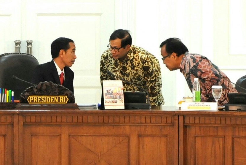 Presiden Jokowi bersama Mensesneg Pratikno dan Seskab Pramono Anung.