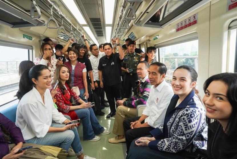 Presiden Jokowi bersama Menteri BUMN Erick Thohir saat menjajal LRT dari Stasiun Jatimulya, Kabupaten Bekasi, Kamis (10/8/2023).  