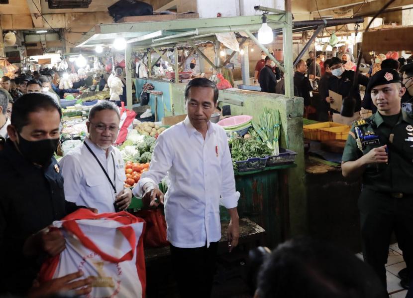 Presiden Jokowi (tengah) bersama Menteri Perdagangan Zulkifli Hasan (kedua kiri) meninjau harga kebutuhan pokok di Pasar Johar Baru, Jakarta Pusat, Rabu (5/4/2023).