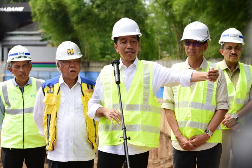 Presiden Jokowi bersama Menteri PUPR Basuki Hadimuljono dan Penjabat Gubernur DKI Heru Budi Hartono meninjau proyek sodetan Kali Ciliwung.