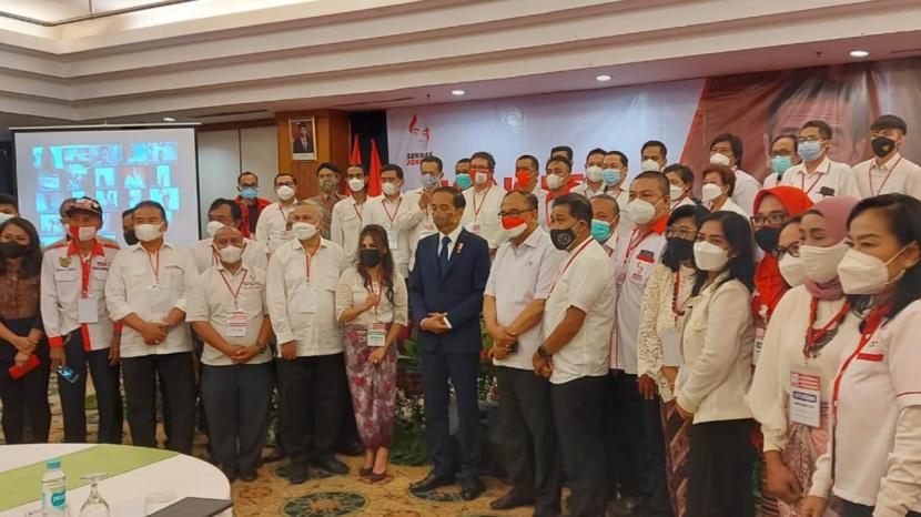 Presiden Jokowi bersama para relawan Seknas-Jaringan Organisasi Komunitas Warga Indonesia. (Ilustrasi)