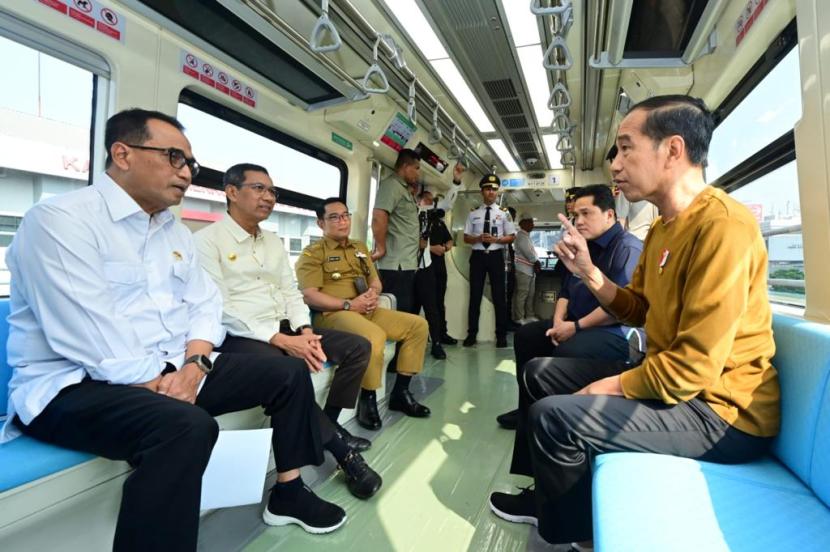 Presiden Jokowi bersama Pj Gubernur DKI Heru Budi Hartono menjajal LRT Jabodebek, Kamis (3/8/2023).