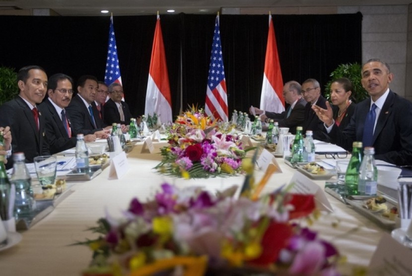 Presiden Jokowi bersama Presiden AS Barack Obama dalam sebuah perjamuan..