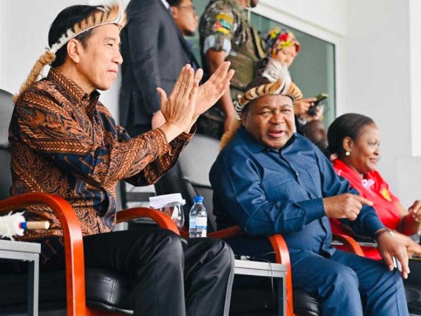 Presiden Jokowi bersama Presiden Republik Mozambik Filipe Nyusi di Lapangan Asosiasi Red Bulls, Maputo, Mozambik, Rabu (23/8/2023). 