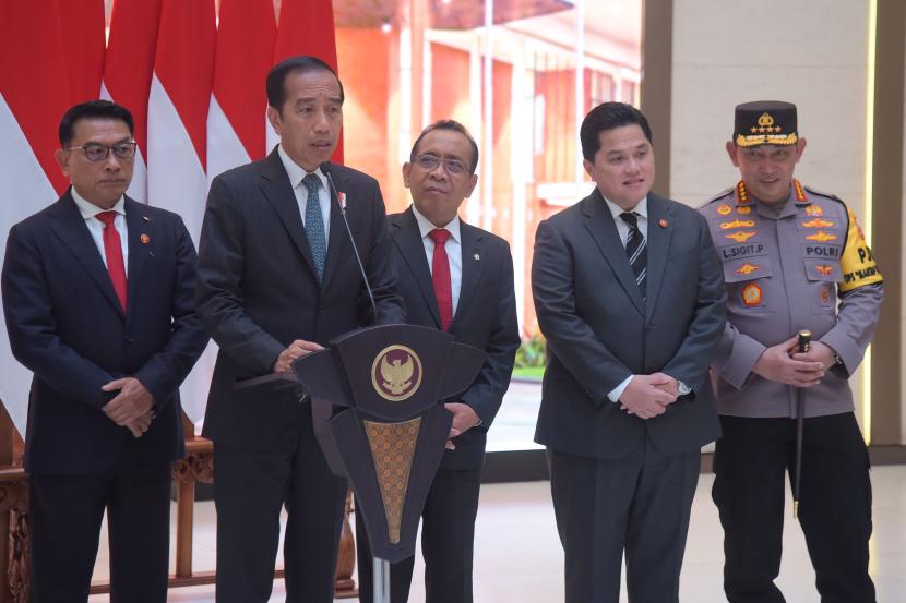 Presiden Jokowi bersama sejumlah menteri di Lanud Halim Perdanakusuma, Jakarta Timur, Selasa (9/1/2024), sesaat sebelum terbang ke Filipina.