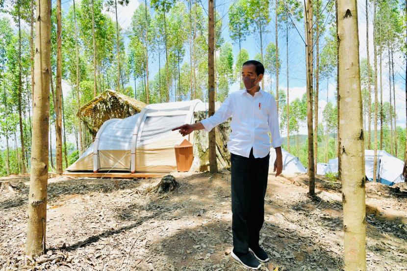 Presiden Jokowi bersama di lokasi tempat berkemah di kawasan Ibu Kota Negara Nusantara, Penajam Paser Utara, Kalimantan Timur, Senin (14/3).