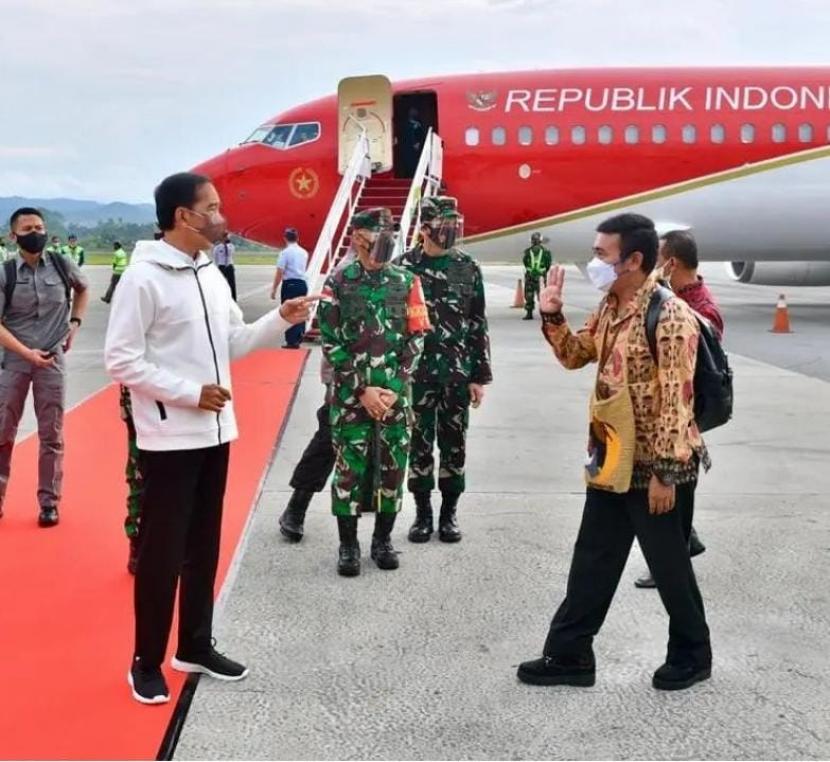 Presiden Jokowi bersama Stafsus Billy Mambrasar.