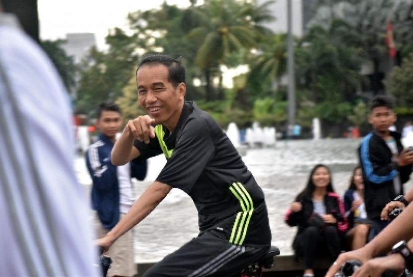 Presiden Jokowi bersepeda di Bundaran HI, Jakarta, Ahad (4/12). 