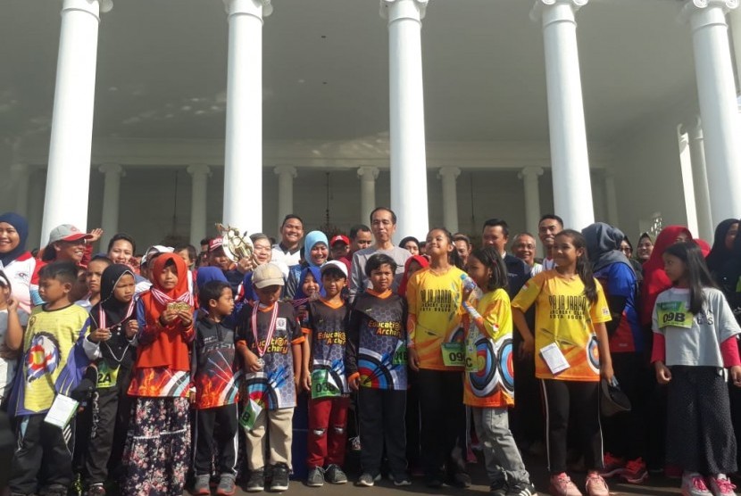 Presiden Jokowi bertemu dengan ratusan atlet panahan di Istana Kepresidenan, Bogor, Sabtu (7/7).