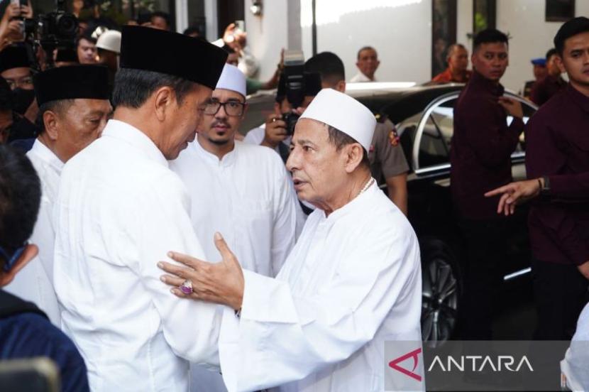 Presiden Jokowi bertemu Habib Lutfhi pada saat melayat Ibu Salmah Syarifah Salma  Binti Hasim, istri Habib Luthfi Bin Yahya di Pekalongan di Pekalongan, Rabu (29/5/2024) siang WIB.