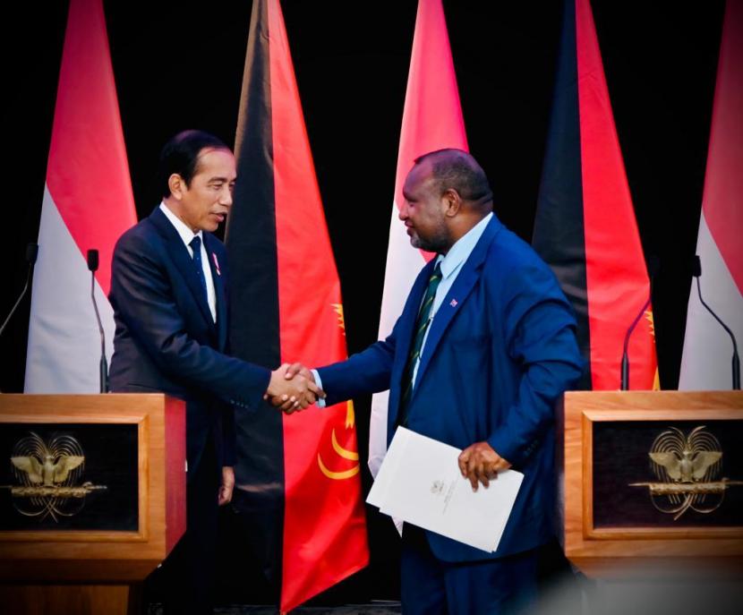 Presiden Jokowi bertemu Perdana Menteri Papua Nugini (PNG) James Marape di APEC Haus, Port Moresby, Rabu (5/7/2023).