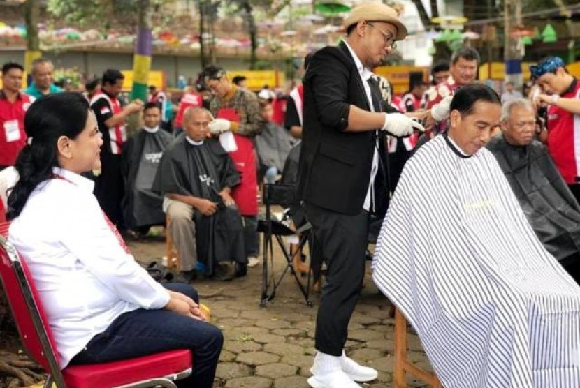 Presiden Jokowi cukur rambut bersama bersama warga.