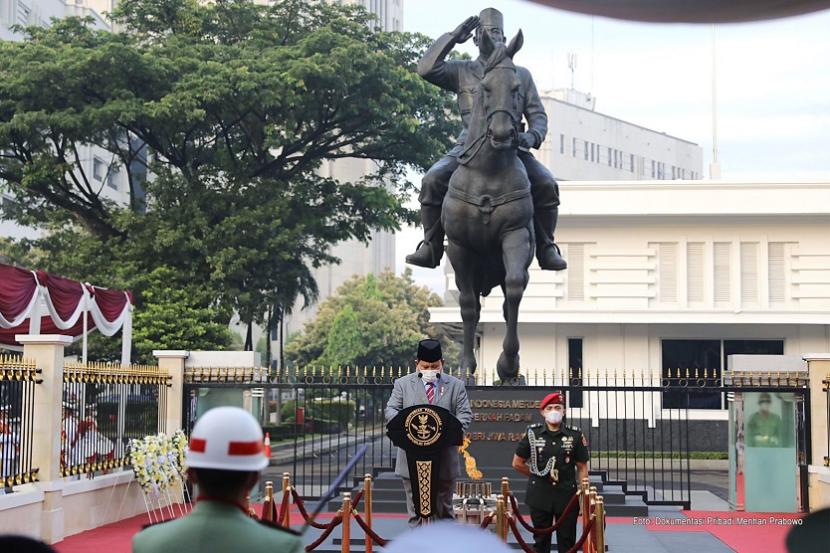 Presiden Jokowi dalam amanat Presiden yang dibacakan oleh Menteri Pertahanan RI Prabowo Subianto dalam peringatan Hari Bela Negara ke-73 tahun 2021 di Kemhan, Jakarta, Ahad (19/12).