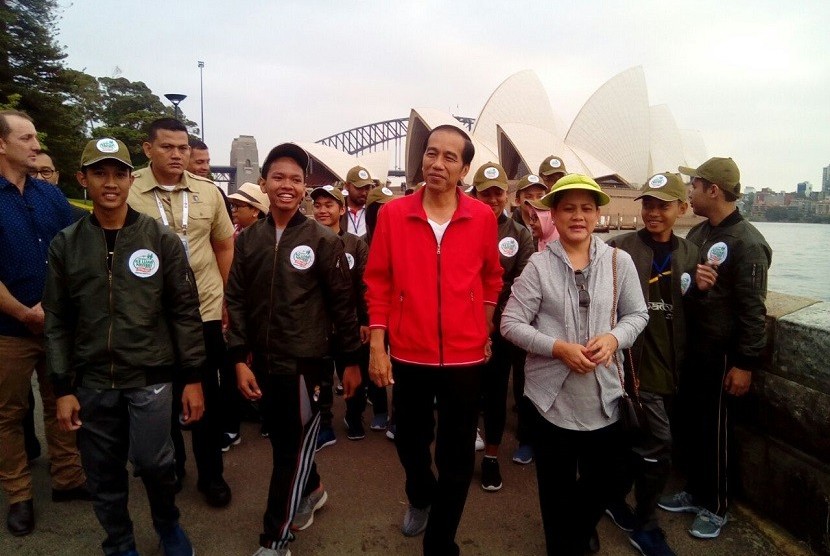 Presiden Jokowi dan Ibu Iriana berbincang dengan para pelajar dan santri dari berbagai daerah di Indonesia, di tepi Opera House Sydney, Sabtu (17/3) pagi. Presiden kemudian mengajak para pemuda pemudi ini jalan jalan pagi.