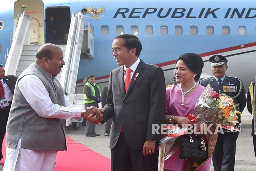 Presiden Jokowi dan Ibu Iriana telah tiba di India,  disambut oleh Kepala Protokol Negara India Sanjay Verma dan Duta Besar Republik Indonesia untuk India Sidharto Suryodipuro, Kamis (25/1).  