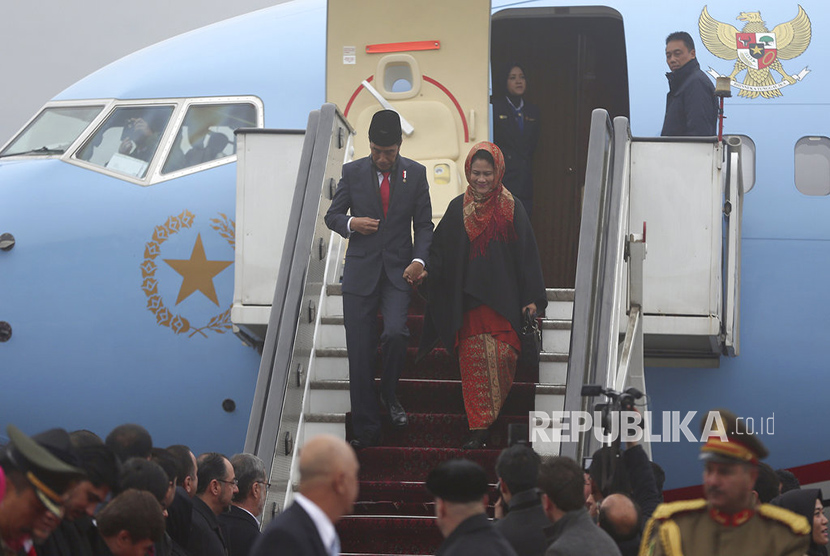Presiden Jokowi dan Ibu Iriana tiba di Bandara Internasional Hamid Karzai, Afganistan, Senin (29/1).