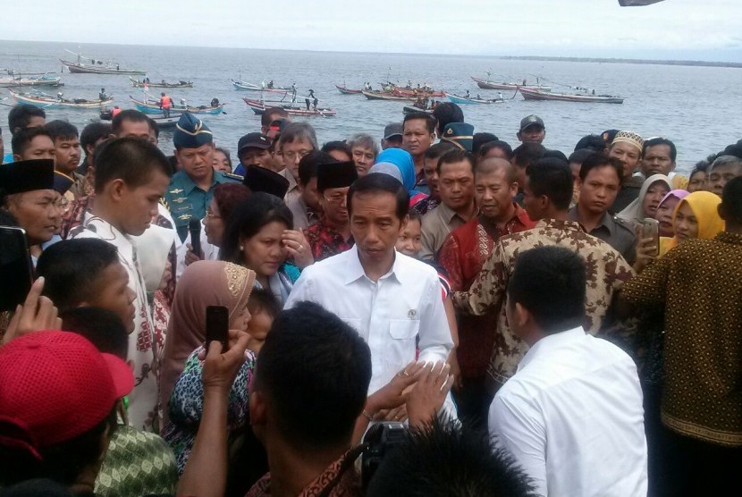 President Joko Widodo (in white) conduts an impromptu visit or localy knownd as 'blusukan'. (File)