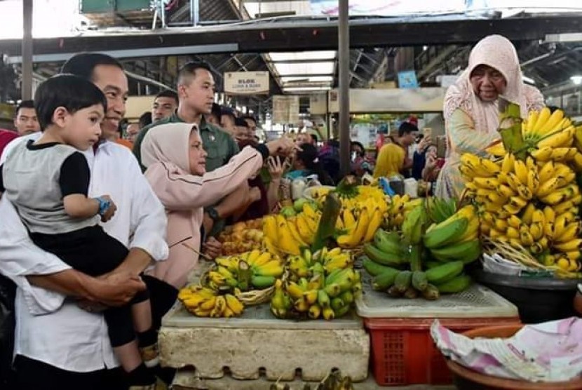 Presiden Jokowi dan Ibu Negara Iriana membeli pisang di sebuah pasar