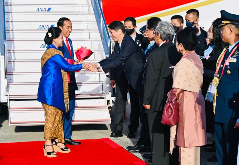 Presiden Jokowi dan Ibu Negara Iriana mendarat di Bandara Internasional Hiroshima, Jepang, Jumat (19/05/2023) sekitar pukul 17.45 waktu setempat