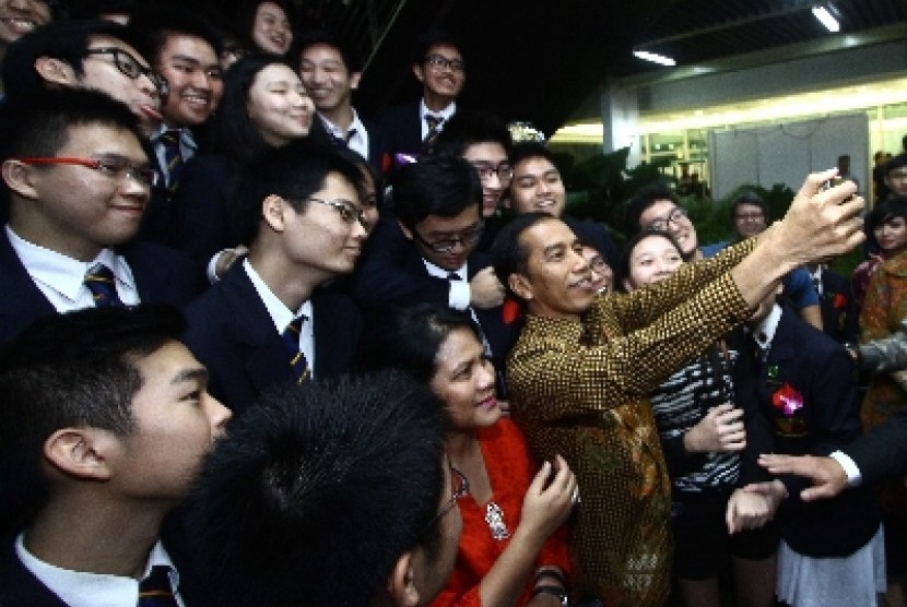 Presiden Jokowi dan Ibu Negara Iriania Widodo ber-selfie bersama siswa Anglo Chinese School (ASC) International, Singapura.