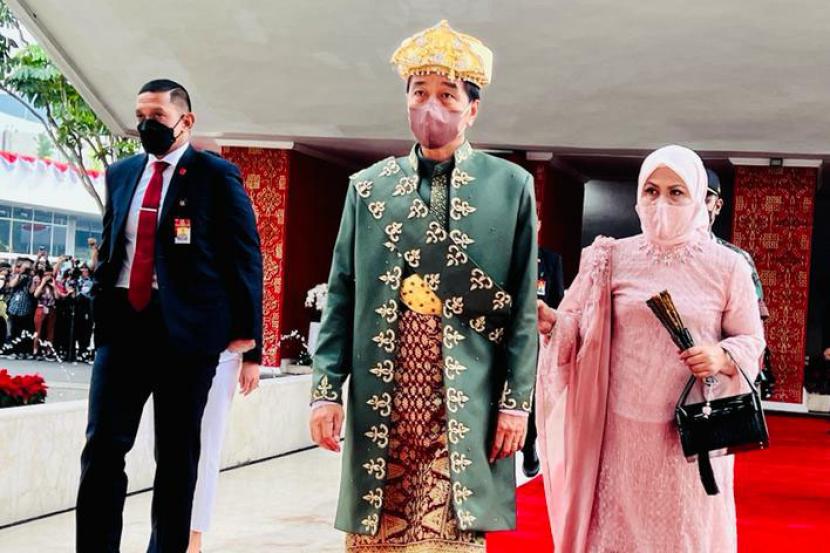Presiden Jokowi dan Iriana Jokowi saat tiba di Gedung Nusantara MPR/DPR/DPD RI, Jakarta, Selasa (16/8). Jokowi tampak mengenakan baju adat Paksian asal Provinsi Bangka Belitung.