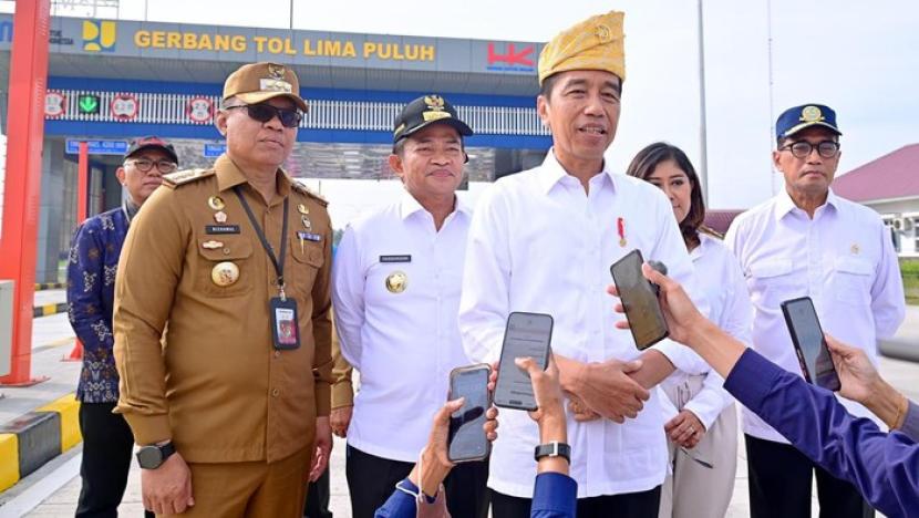 Presiden Jokowi dan jajaran di Gerbang Tol Lima Puluh, Kabupaten Batubara, Sumatra Utara, Rabu (7/2/2024).