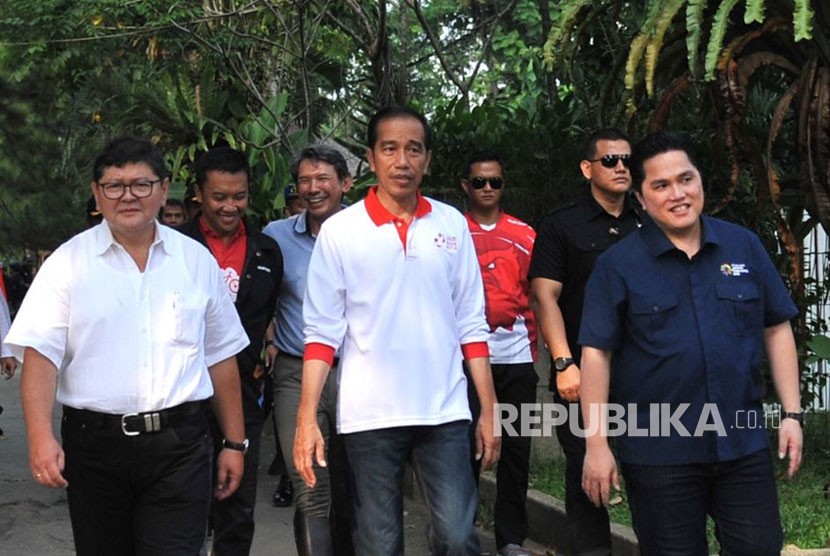 Presiden Jokowi dan Ketua Inasgoc meninjau Pelantas Equistrian di Bogor, Jawa Barat, Ahad (6/5).