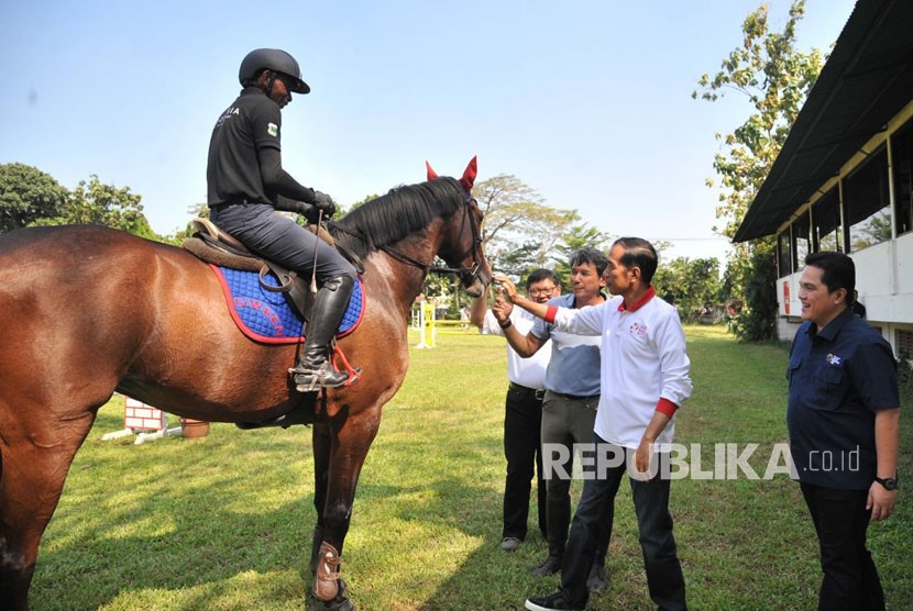 Presiden Jokowi dan Ketua Inasgoc meninjau Pelantas Equistrian di Bogor, Jawa Barat, Ahad (6/5).