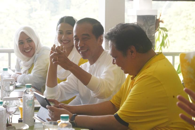 Presiden Jokowi dan Ketua Umum DPP Partai Golkar Airlangga Hartarto saat sarapan bareng di kawasan Kebun Raya Bogor, Sabtu (6/1/2024).