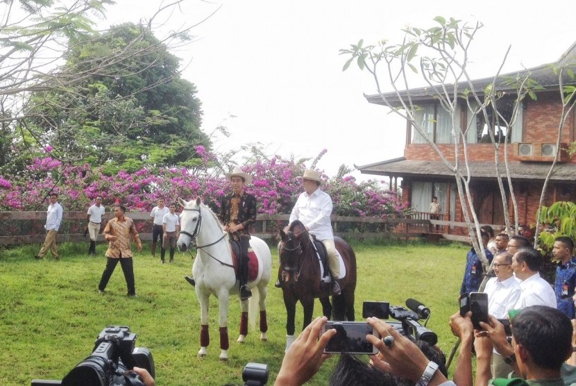 Presiden Jokowi dan Ketua Umum Partai Gerindra Prabowo Subianto menunggang kuda usai menggelar pertemuan tertutup di kediaman Prabowo di Bogor, Senin (31/10).