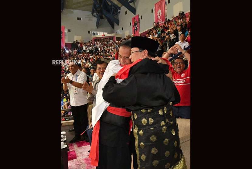 Presiden Jokowi dan Ketua Umum Pengurus Besar Ikatan Pencak Silat Indonesia (IPSI) usai menyaksikan pertandingan pencak silat di Padepokan Pencak Silat, TMII. 