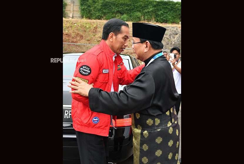 Presiden Jokowi dan Ketua Umum Pengurus Besar Ikatan Pencak Silat Indonesia (IPSI) usai menyaksikan pertandingan pencak silat di Padepokan Pencak Silat, TMII. 