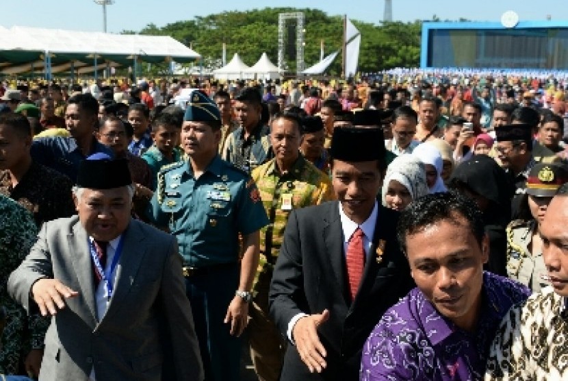 Presiden Jokowi dan Ketua Umum PP Muhammadiyah di Lapangan Kerebosi, Makassar, Senin (3/8).