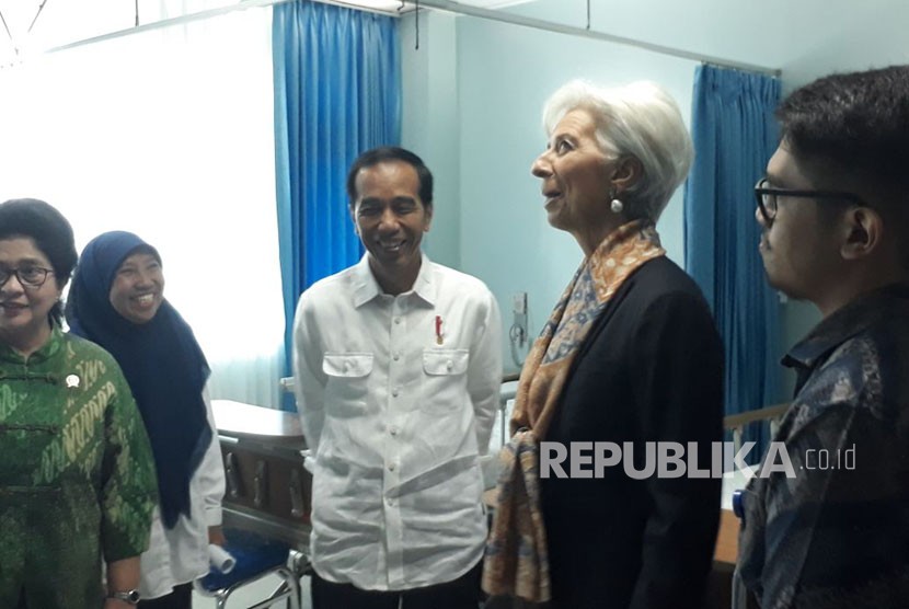 Presiden Joko Widodo dan Direktur Pelaksana IMF Christine Lagarde melakukan tinjauan ke Rumah Sakit Pusat Pertamina (RSPP) terkait program pelaksanaan KIS, Senin (26/2).