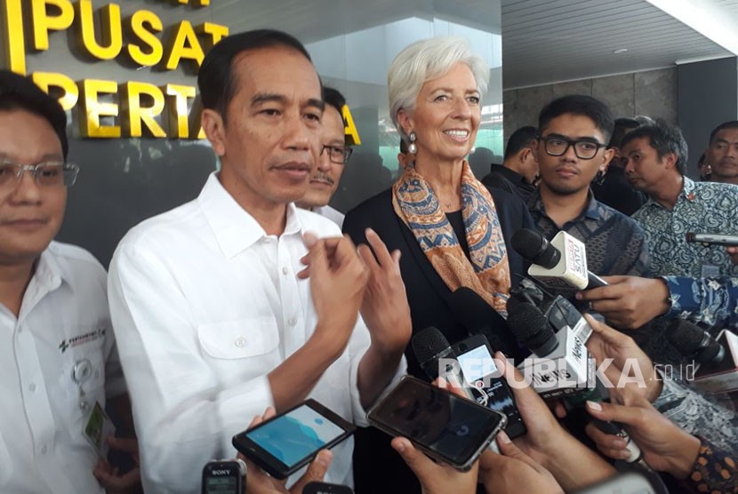 Presiden Joko Widodo dan Direktur Pelaksana IMF Christine Lagarde melakukan tinjauan ke Rumah Sakit Pusat Pertamina (RSPP) terkait program pelaksanaan KIS, Senin (26/2). 