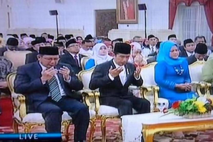 Presiden Jokowi dan Menag Lukman Hakim mendengarkan bacaan Alquran langgam Jawa.