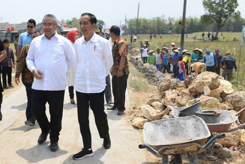 Presiden Jokowi dan Mendes PDTT Eko Putro Sandjojo meninjau Padat Karya Tunai (PKT) pembangunan talud jalan di Desa Tambirejo, Kecamatan Toroh, Kabupaten Grobogan, Jawa Tengah.