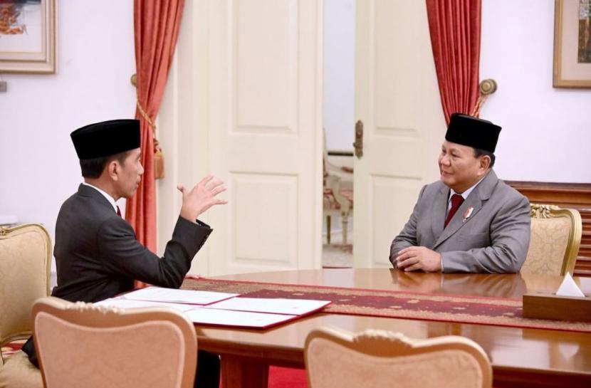 Presiden Jokowi dan Menhan Prabowo duduk satu meja. 